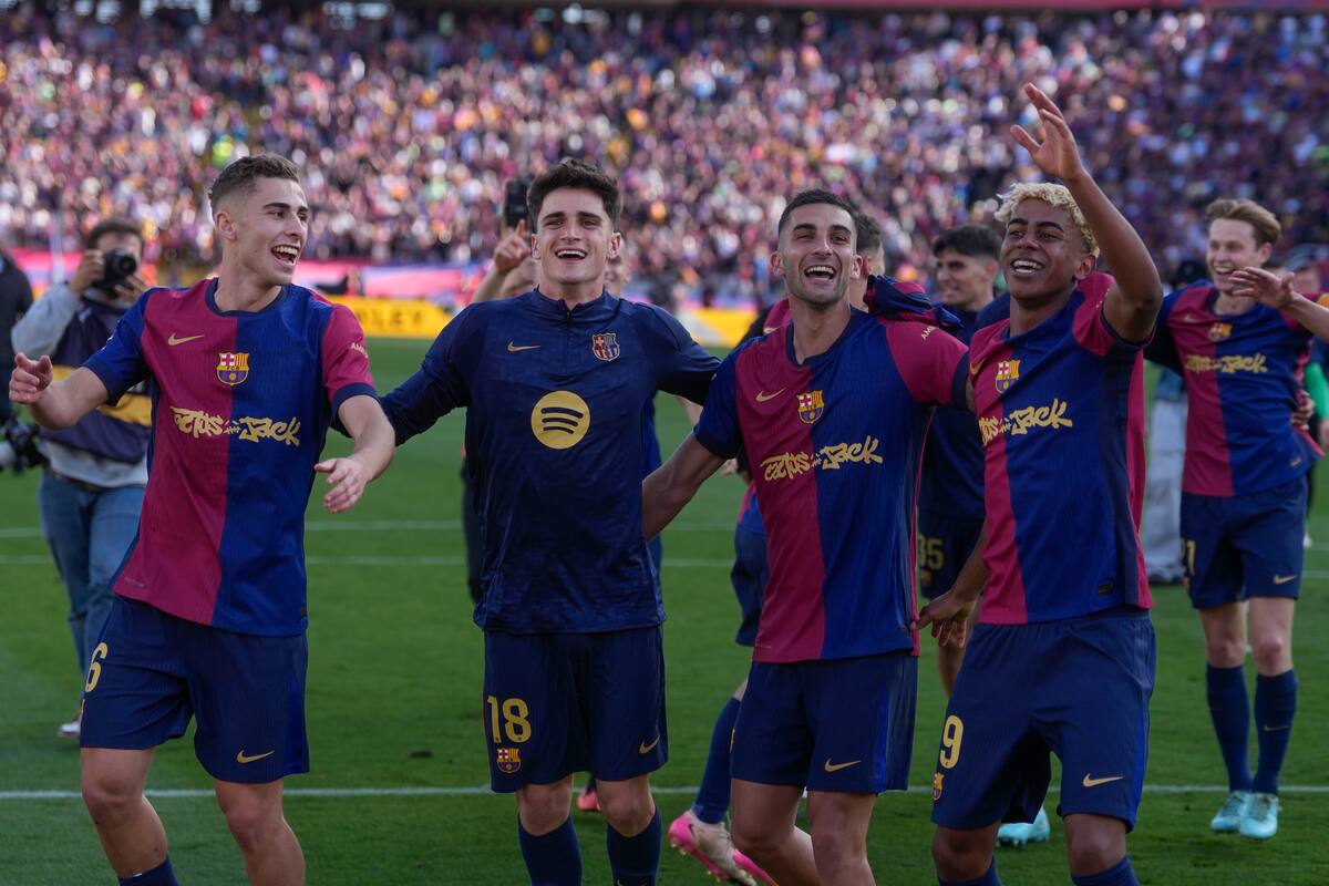 Los jugadores del Barcelona celebran su victoria sobre el Real Madrid, tras el partido de la jornada 35 de LaLiga EA Sports. //EFE