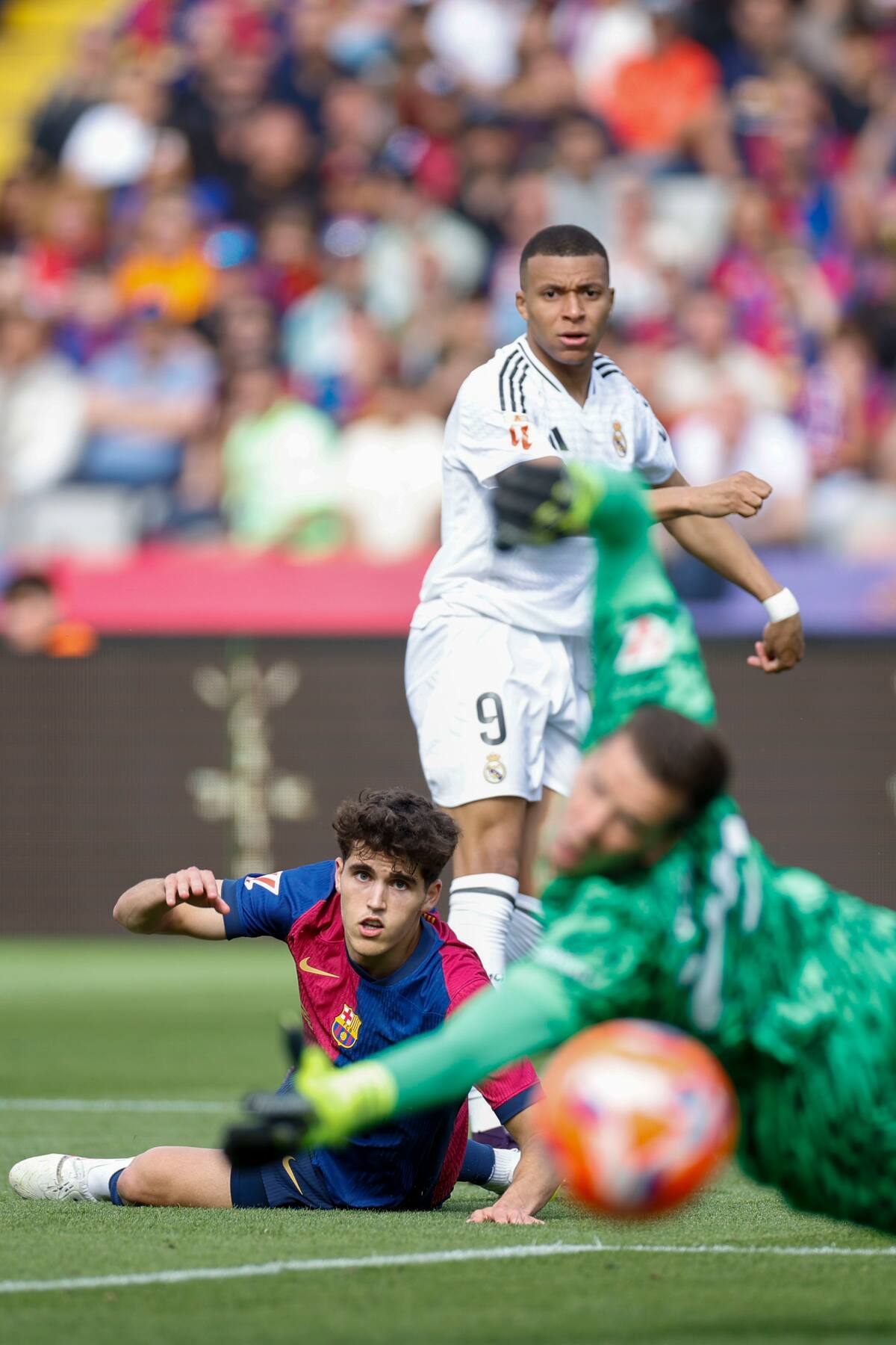 El defensa del Barcelona Pau Cubarsí y el delantero del Real Madrid Kylian Mbappé, durante el partido de la jornada 35 de LaLiga EA Sports. //EFE