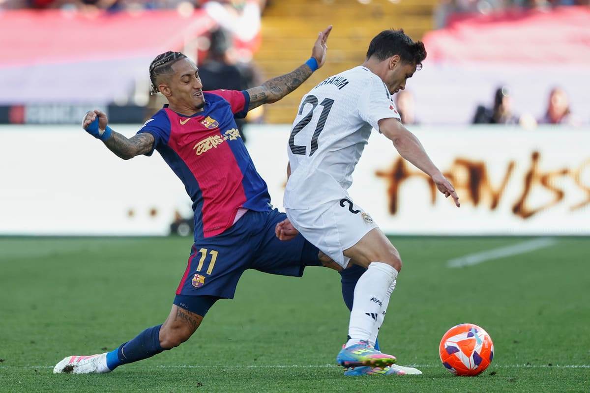 Raphinha del Barcelona aborda a Brahim Díaz del Real Madrid durante el partido de La Liga entre el Barcelona y el Real Madrid. //AP