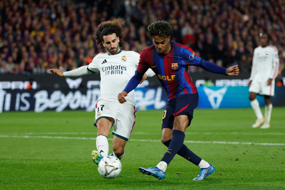 Barcelona y Real Madrid protagonizaron un parejo partido en la décima fecha de LaLiga. //Foto, AP: Joan Monfort