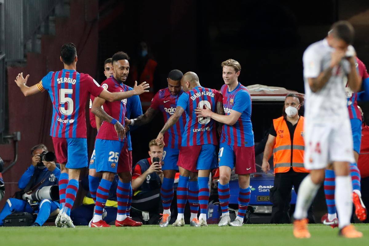 El Barça deja atrás el bache en el Camp Nou