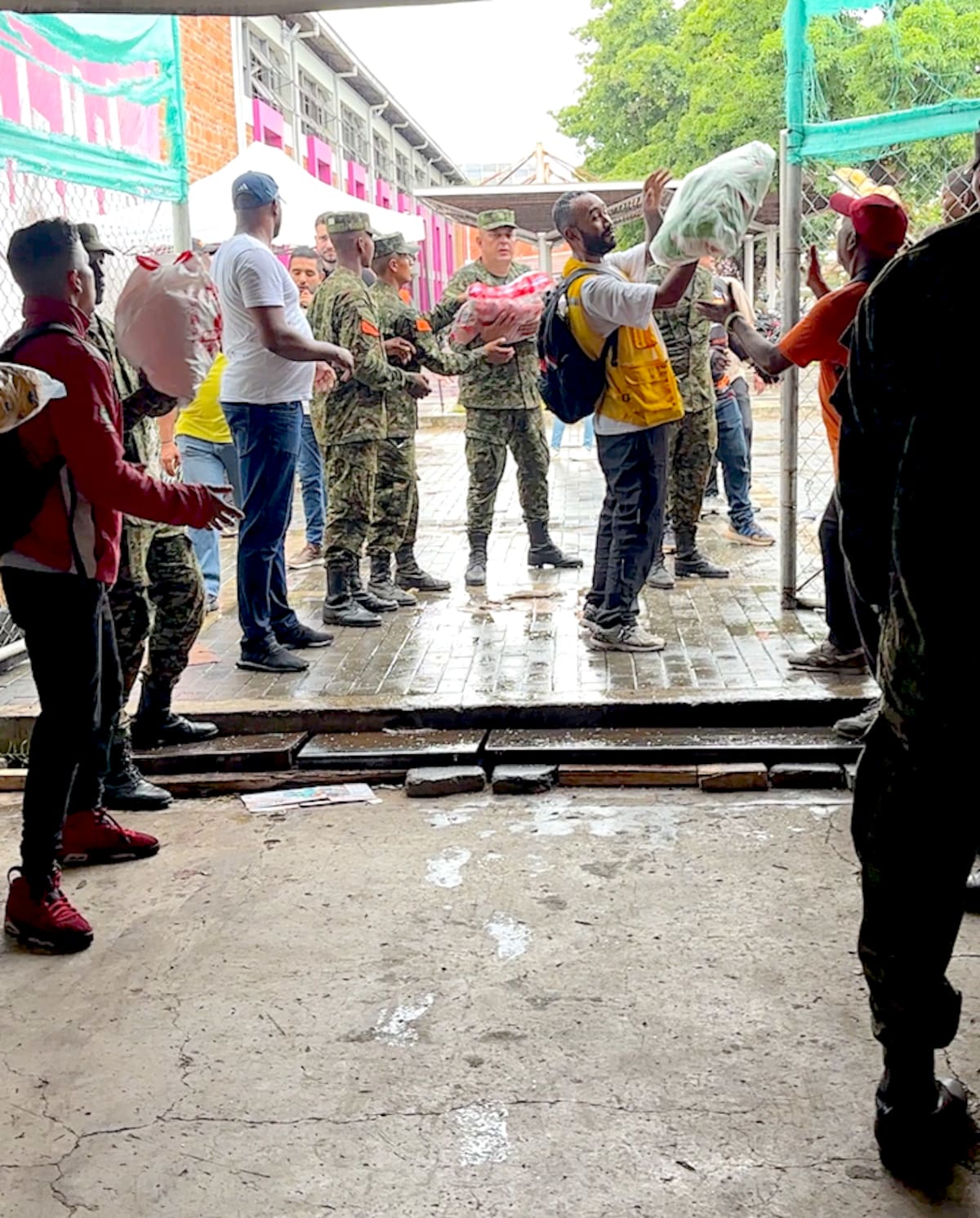 Los barranquilleros y residentes en la ciudad han colaborado de una u otra forma para brindar ayudas a los damnificados en Colombia por el terremoto del pasado 10 de agosto. //Cortesía Alcaldía de Barranquilla.