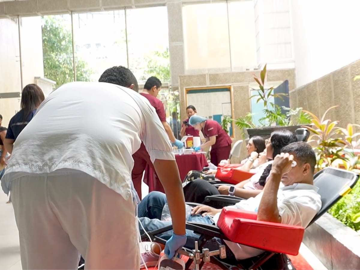 Los ciudadanos residentes en Barranquilla se han movilizado para donar sangre como un acto humanitario para ayudar a los afectados por el terremoto ocurrido el 10 de agosto en Colombia.//Cortesía Alcaldía de Barranquilla.
