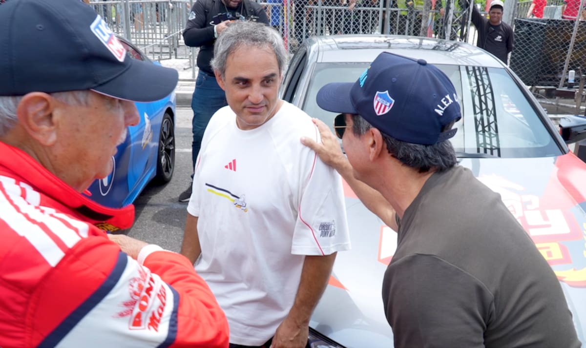Juan Pablo Montoya y el alcalde Alejandro Char se saludaron previo al Circuito Pony Malta Barranquilla 2026.// Cortesía Alcaldía de Barranquilla.