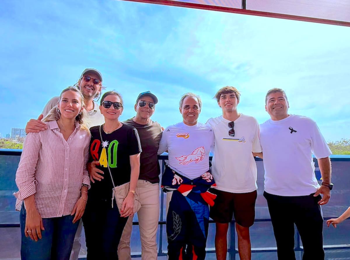 l alcalde de Barranquilla, Alejandro Char; su esposa Katia Lule; Juan Pablo Montoya, su esposa y hijo Sebastián Montoya, durante el Circuito Pony Malta Barranquilla 2026.// Cortesía Alcaldía de Barranquilla.