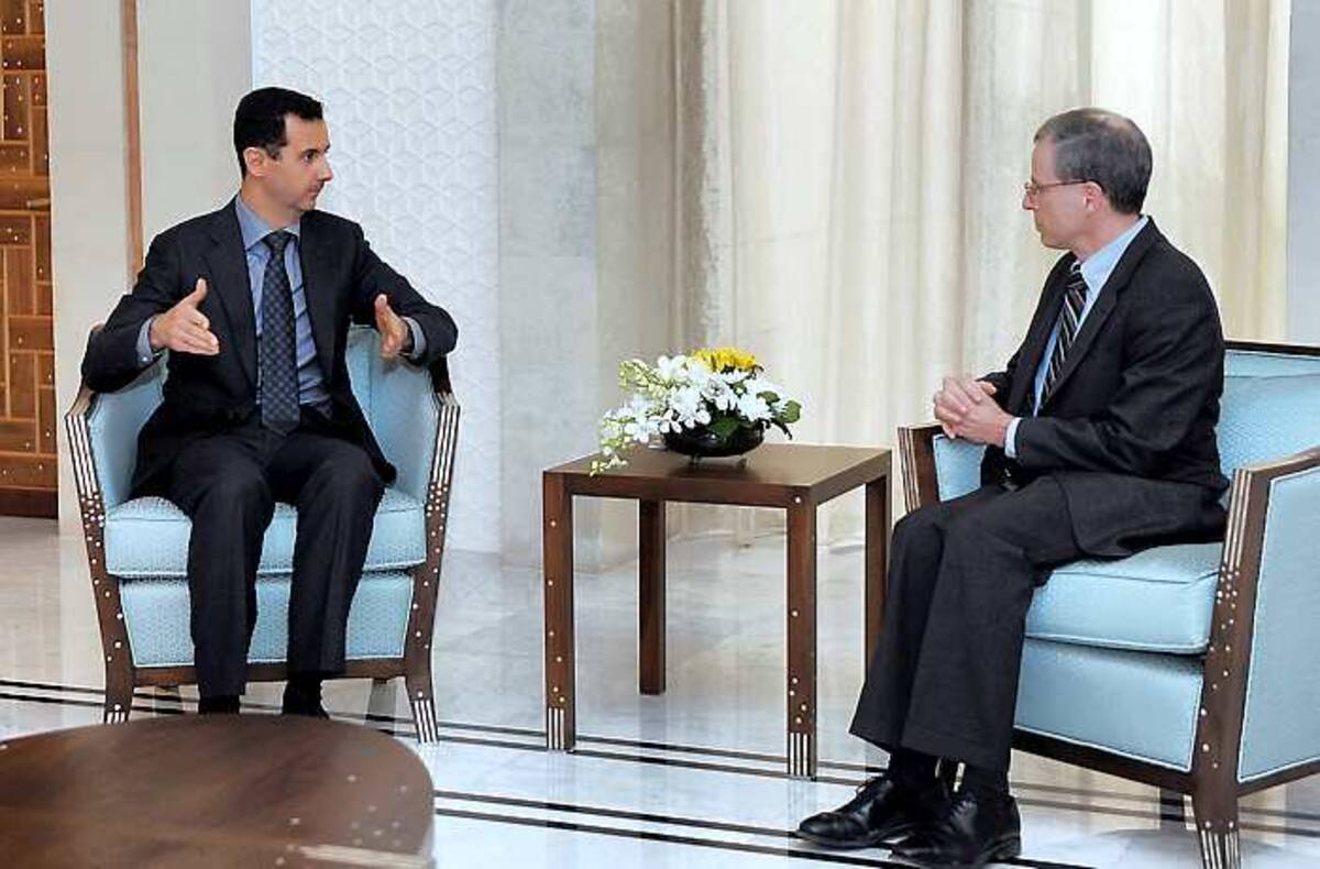 Robert Ford (derecha) junto al presidente de Siria, Bashar al Assad. AP