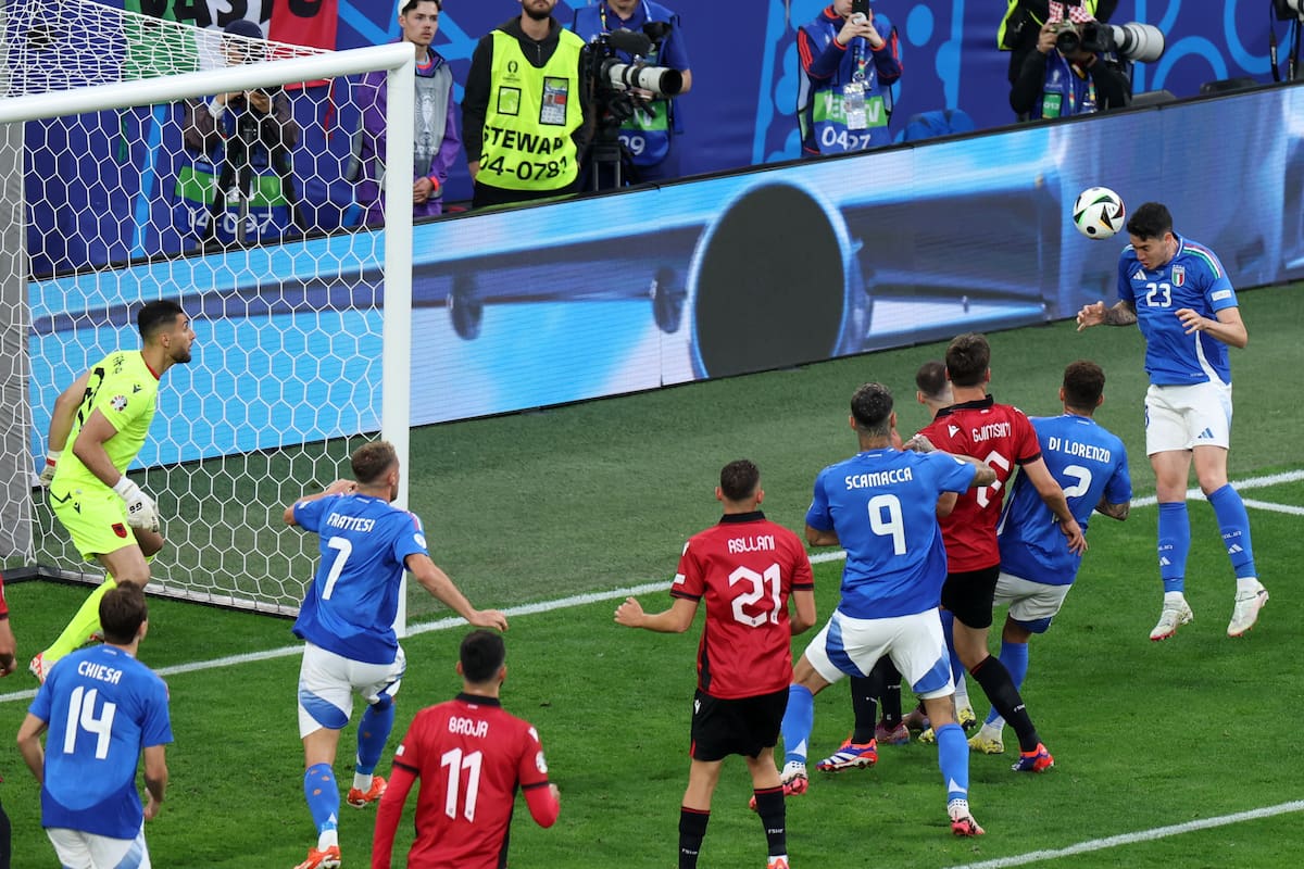 Alessandro Bastoni (R) de Italia anota el gol 1-1 durante el partido de fútbol del grupo B de la UEFA EURO 2024 entre Italia y Albania, en Dortmund, Alemania. //EFE