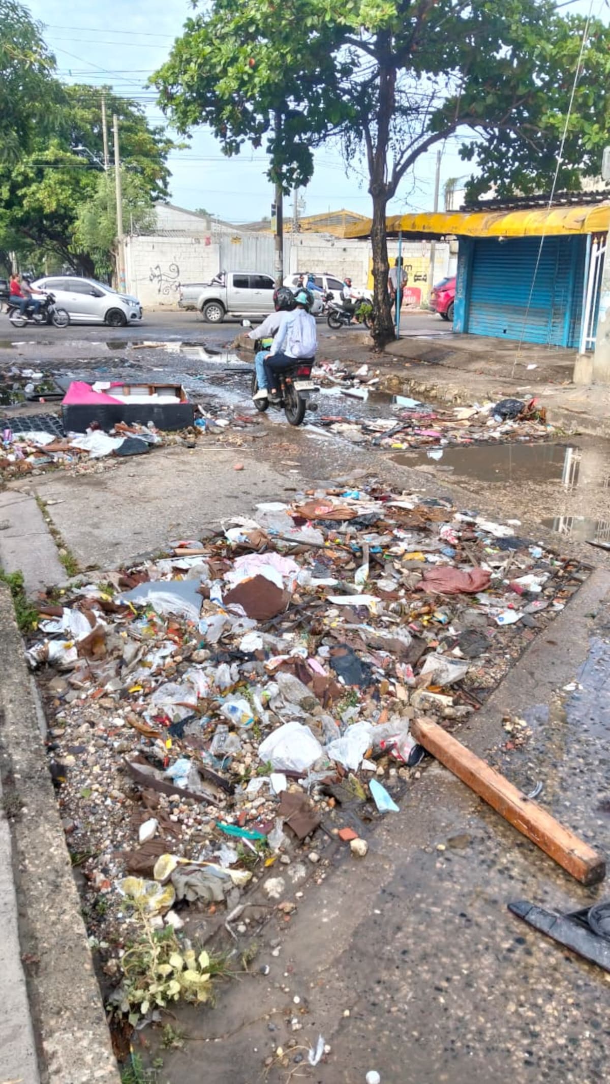 Basuras taponaron alcantarillas tras las fuertes lluvias en Cartagena. // Foto Luis Herrán - El Universal