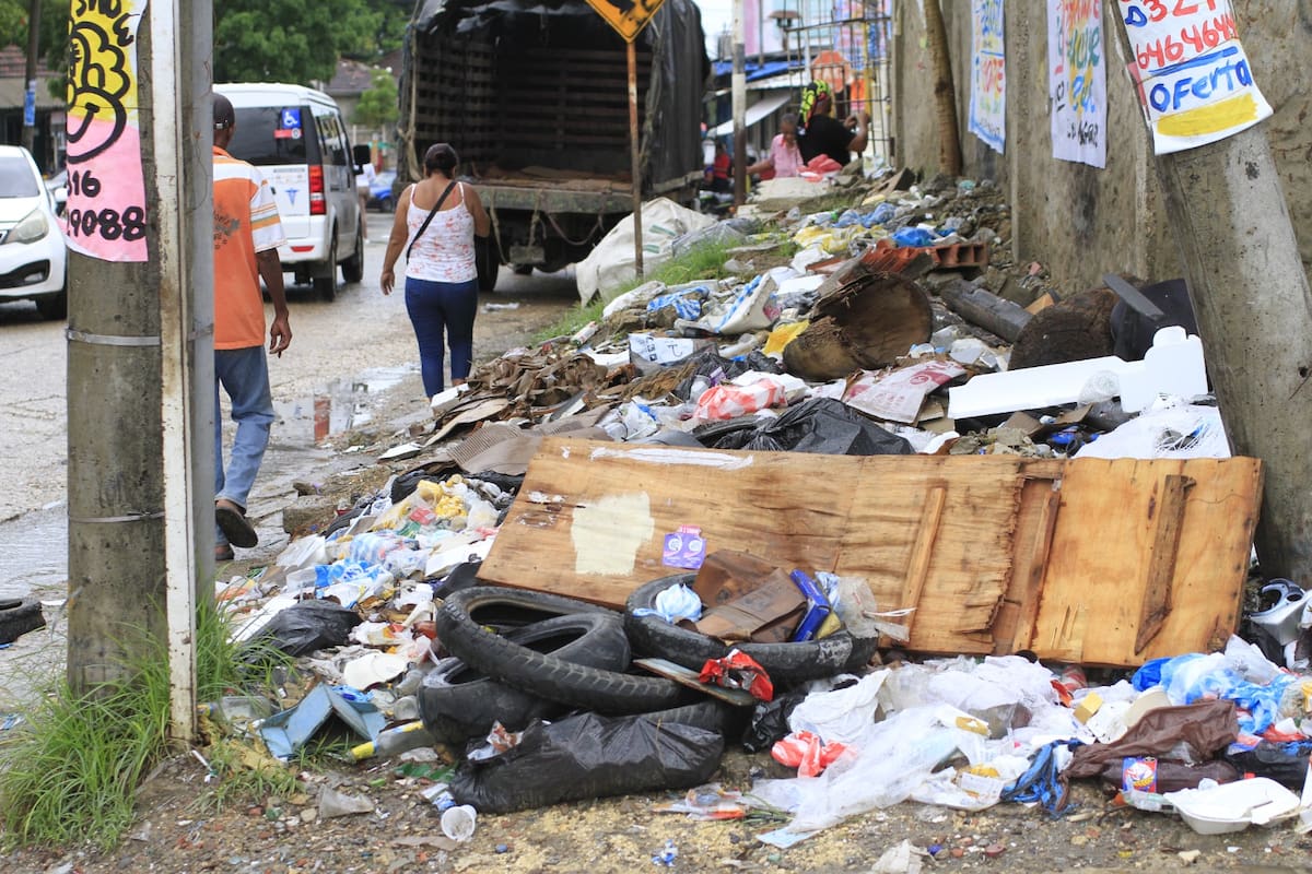Pacaribe elimina basurero satélite en la entrada al barrio La Esperanza