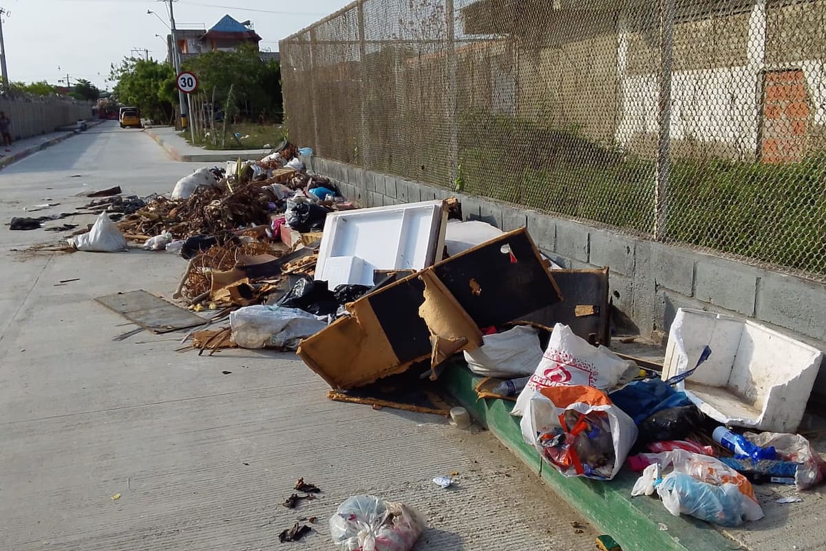 Reaparece basurero satélite frente a instituciones educativas en El Pozón
