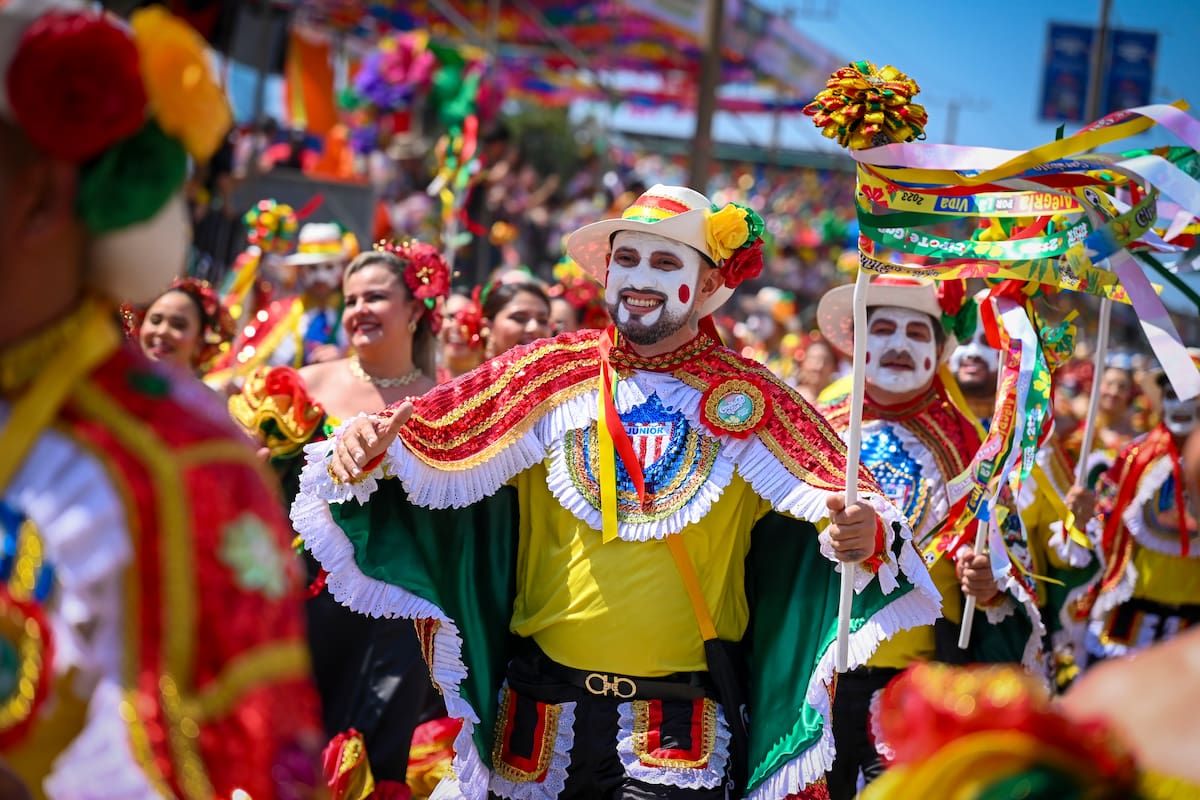 Ya empezó la Batalla de Flores: así se vive el desfile por la vía 40