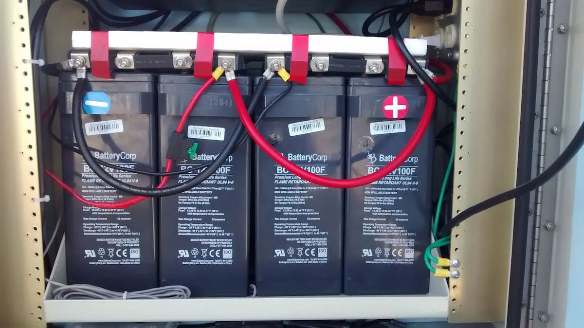 Baterías para antenas similares a las que fueron robadas por el grupo criminal. //Cortesía
