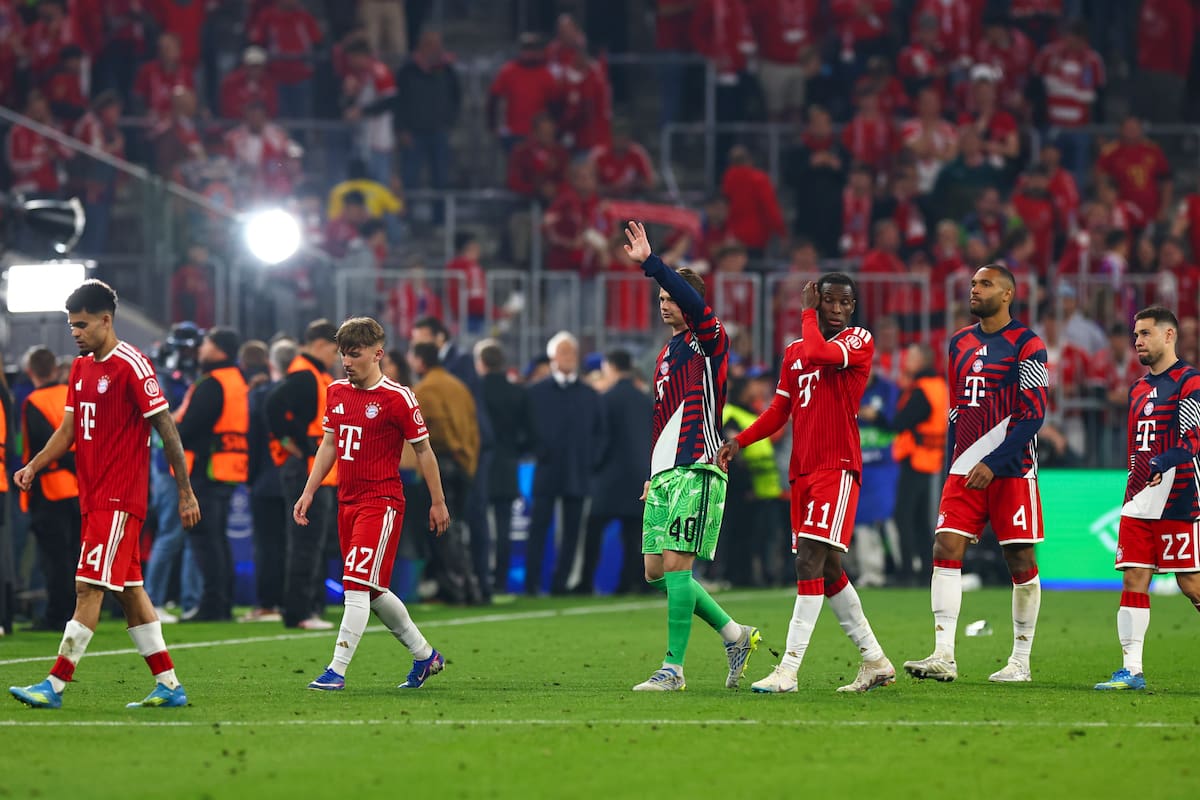 La decepción de los jugadores del Bayern Múnich tras quedar eliminados de la Champions League. //Foto, EFE: ANNA SZILAGYI