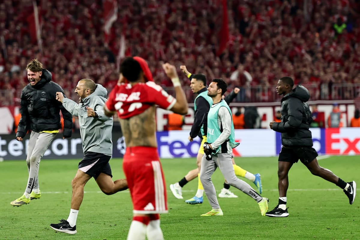 PSG celebró en el campo del Bayern Múnich tras eliminarlo en las semifinales de la Champions League. //Foto, EFE: RONALD WITTEK