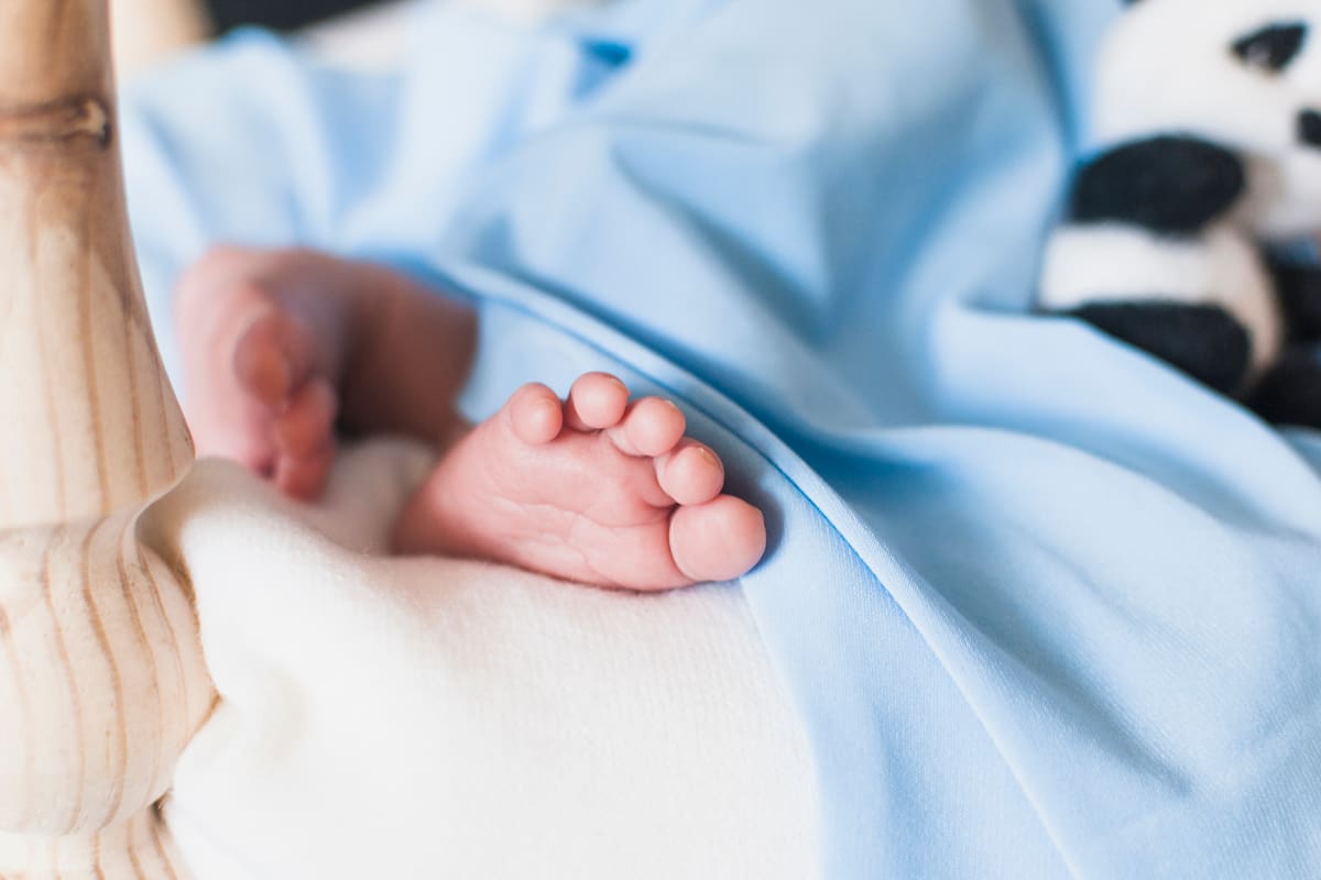 Madre cortó la lengua a su recién nacida: murió tras meses hospitalizada