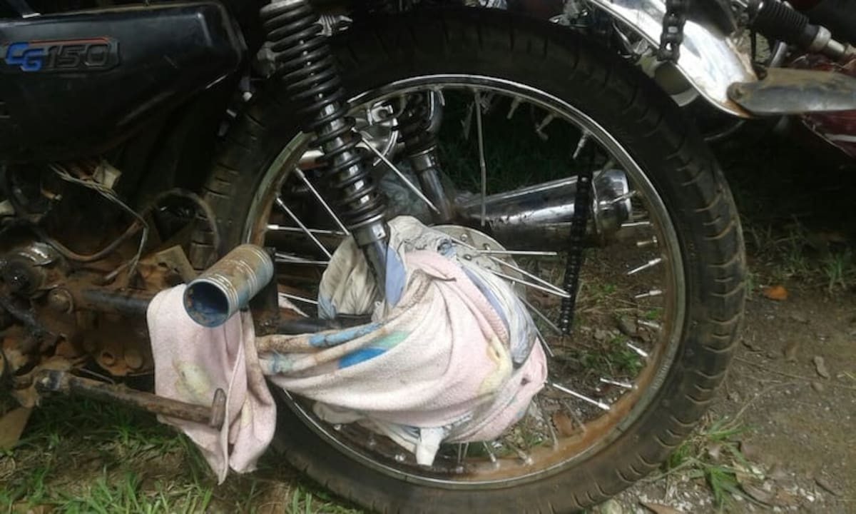 Esta es la llanta de la motocicleta donde quedó enredada una bebé de cinco meses en el departamento del Huila. // Redes sociales.