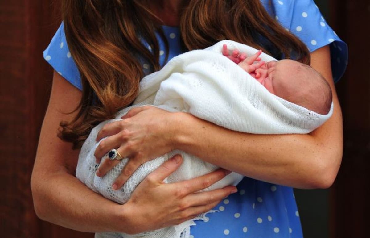 Kate Middleton o la duquesa de Cambridge con su bebé Jorge Alejandro Luis AFP