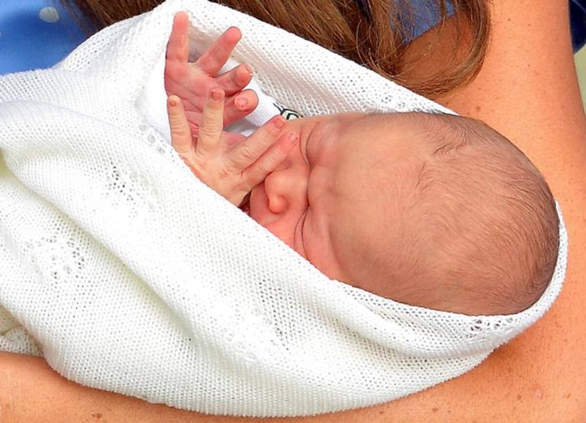Al bebé de los Katte Middleton y el príncipe Guillermo ya se le conoce como Su Alteza Real el príncipe Jorge de Cambridge. AP