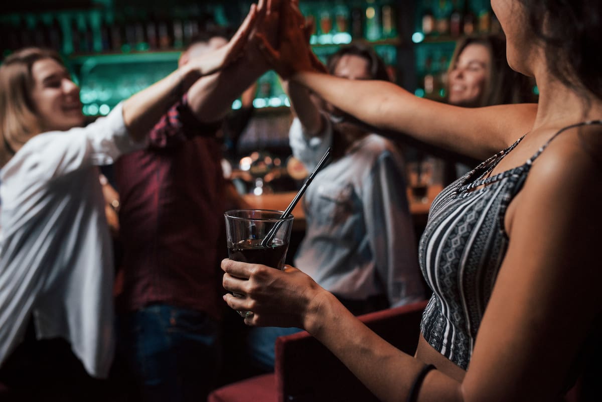 Personas disfrutando de bebidas alcohólicas. // Foto: 123RF