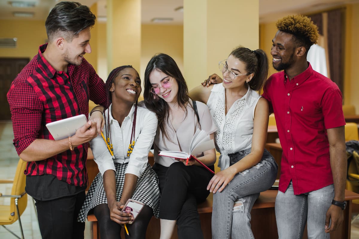 La beca de Martin Luther King no solo le apunta a aprendizaje de inglés sino al intercambio cultural y el desarrollo académico y profesional. //Freepik.