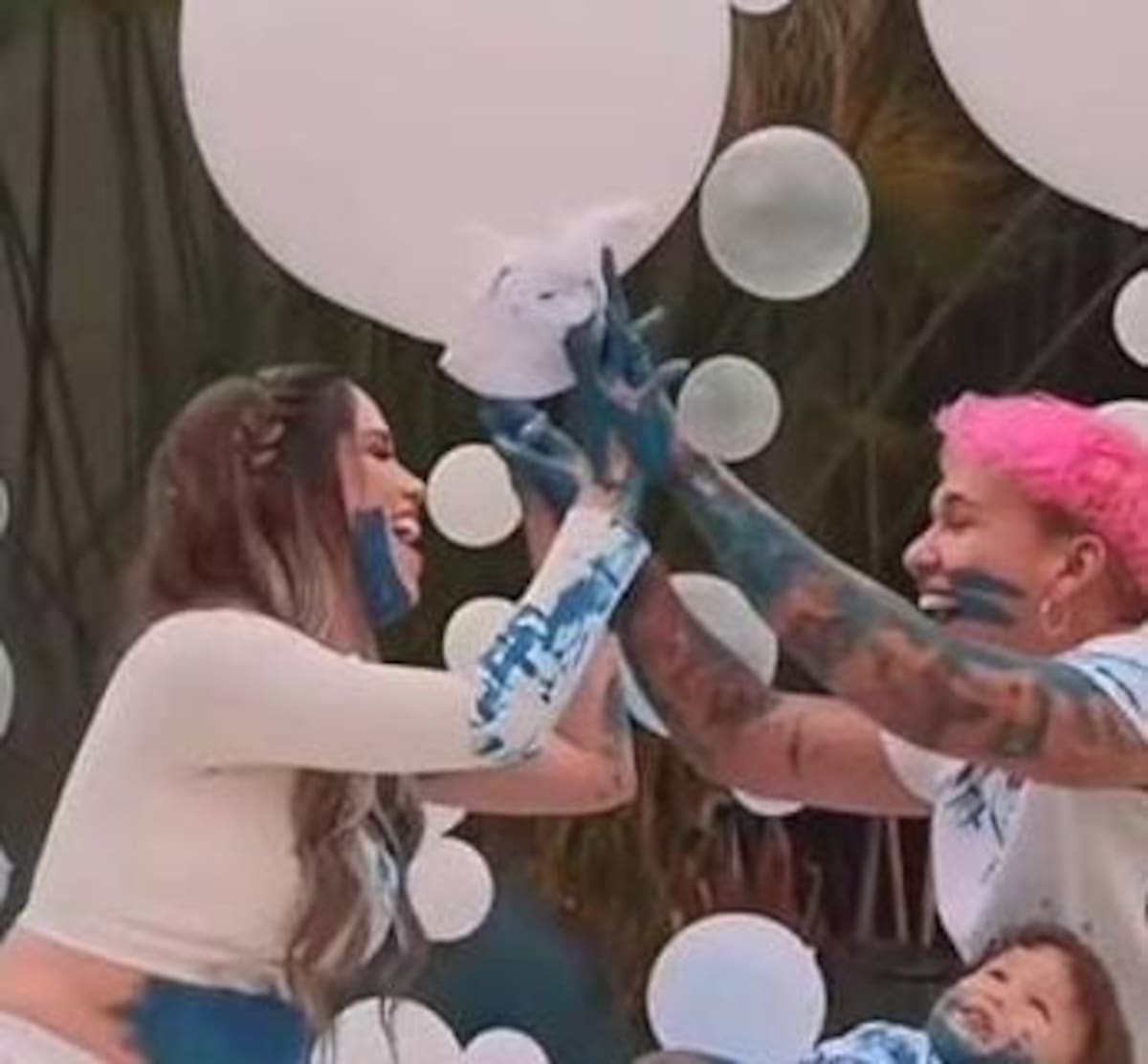 Beéle y Cara. Imágenes que los internautas comparan con el video filtrado. // Redes sociales / Captura de video