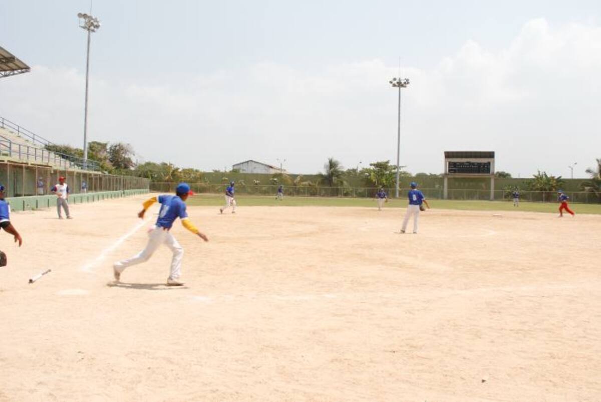 El béisbol y el sóftbol son de los deportes favoritos para niños y adultos cartageneros, que buscan recrearse cada fin de semana en las canchas de los barrios de la ciudad. Gabriel Jaime García García