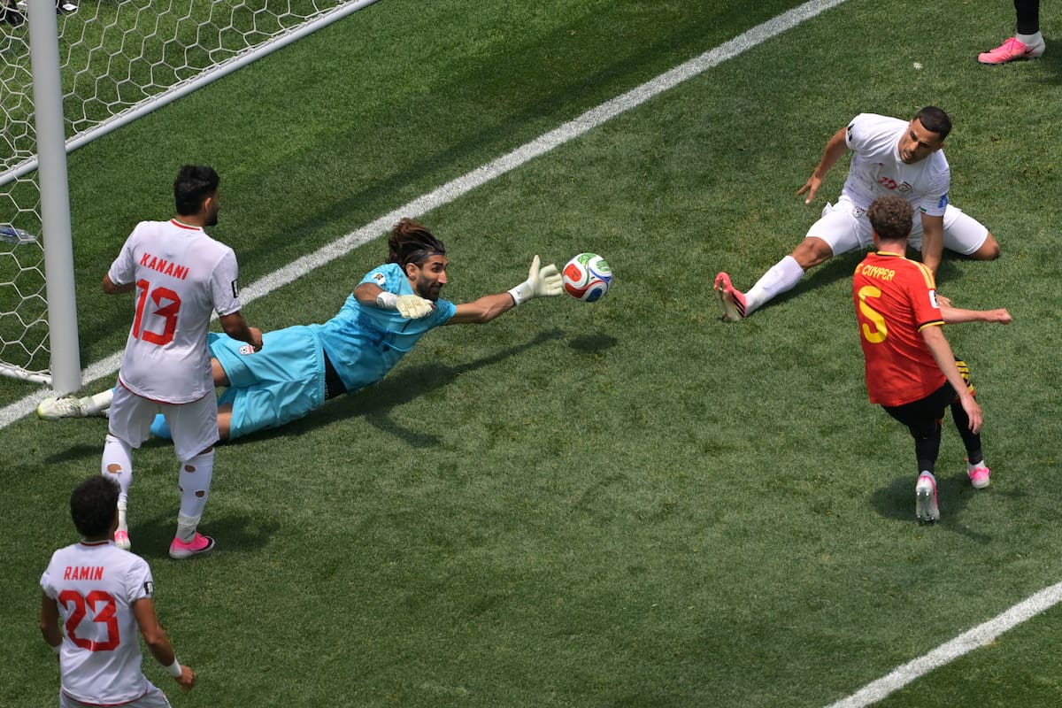 El iraní Alireza Beiranvand (1) evitó las chances más claras de gol en el partido. //Foto, AP: Jayne Kamin-Oncea