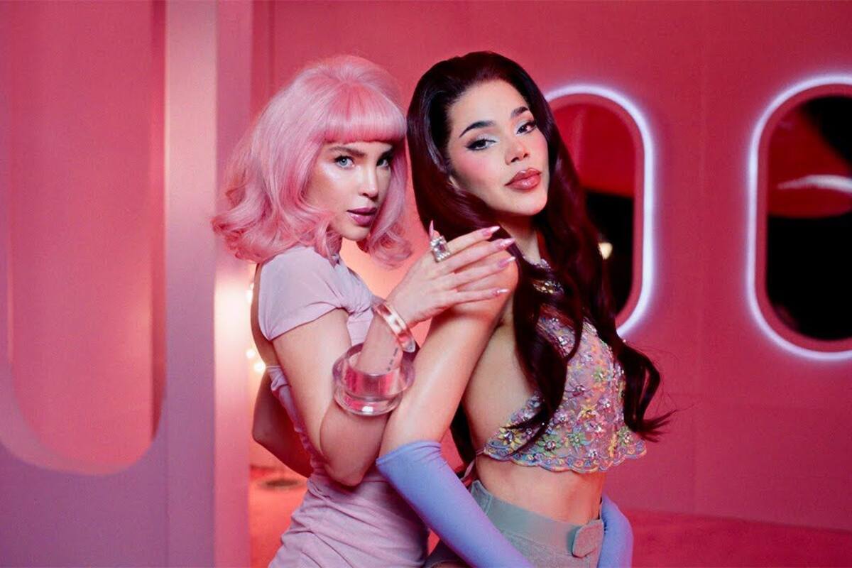 Foto: Belinda y Kenia Os sorprendieron con beso en fiesta mexicana