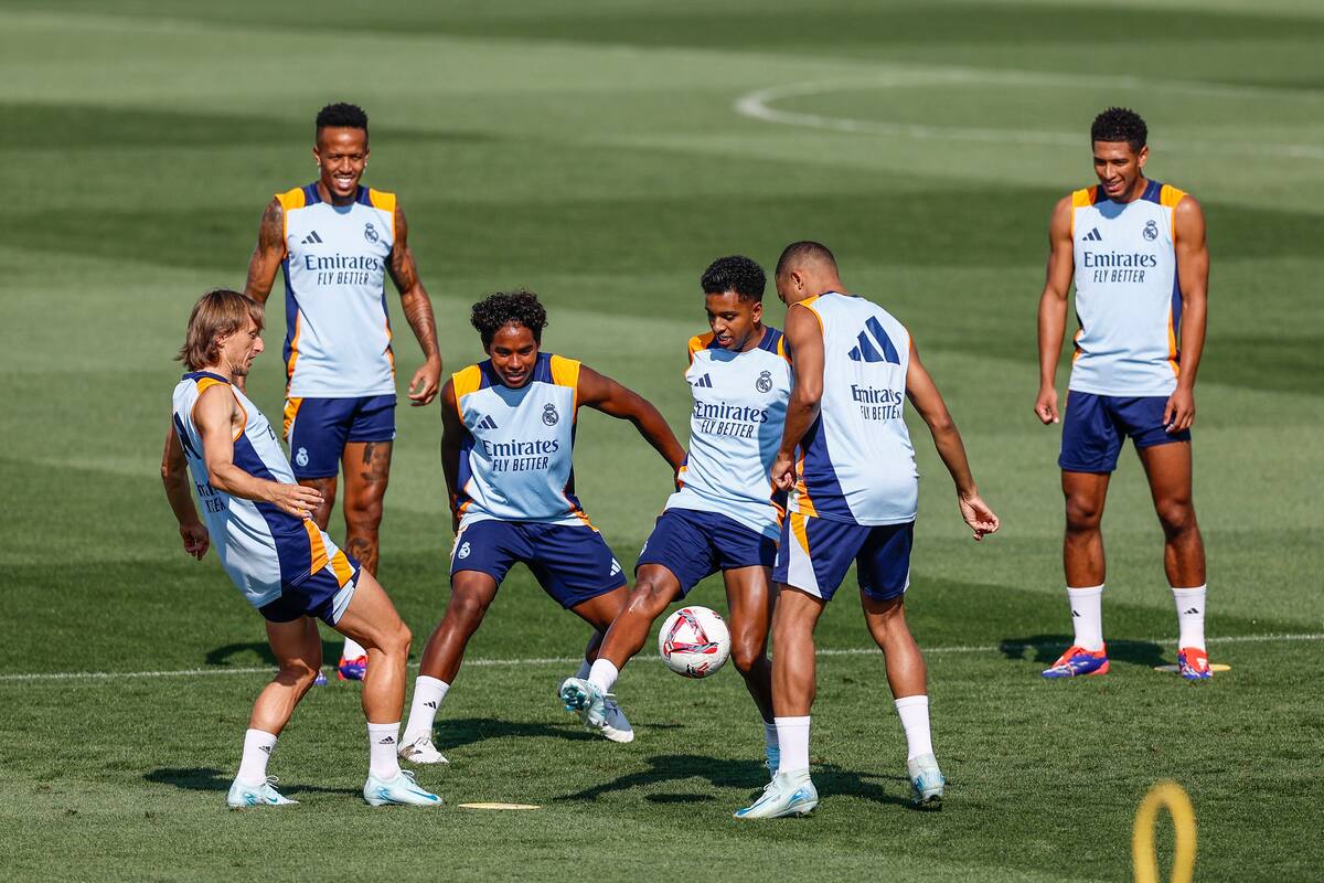 El inglés Jude Bellingham (d), en un momento del entrenamiento del Real Madrid junto a Luka Modric, Eder Militao, Endrick Felipe, Rodrygo Goes y Kylian Mbappé. //EFE