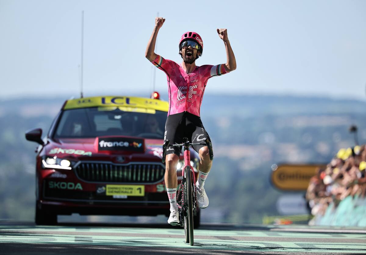 El ciclista irlandés Ben Healy, del equipo EF Education - EasyPost, celebra su victoria en la sexta etapa del Tour de Francia, una carrera ciclista de 201,5 km desde Bayeux a Vire Normandie, Francia. //Foto, EFE: CHRISTOPHE PETIT TESSON