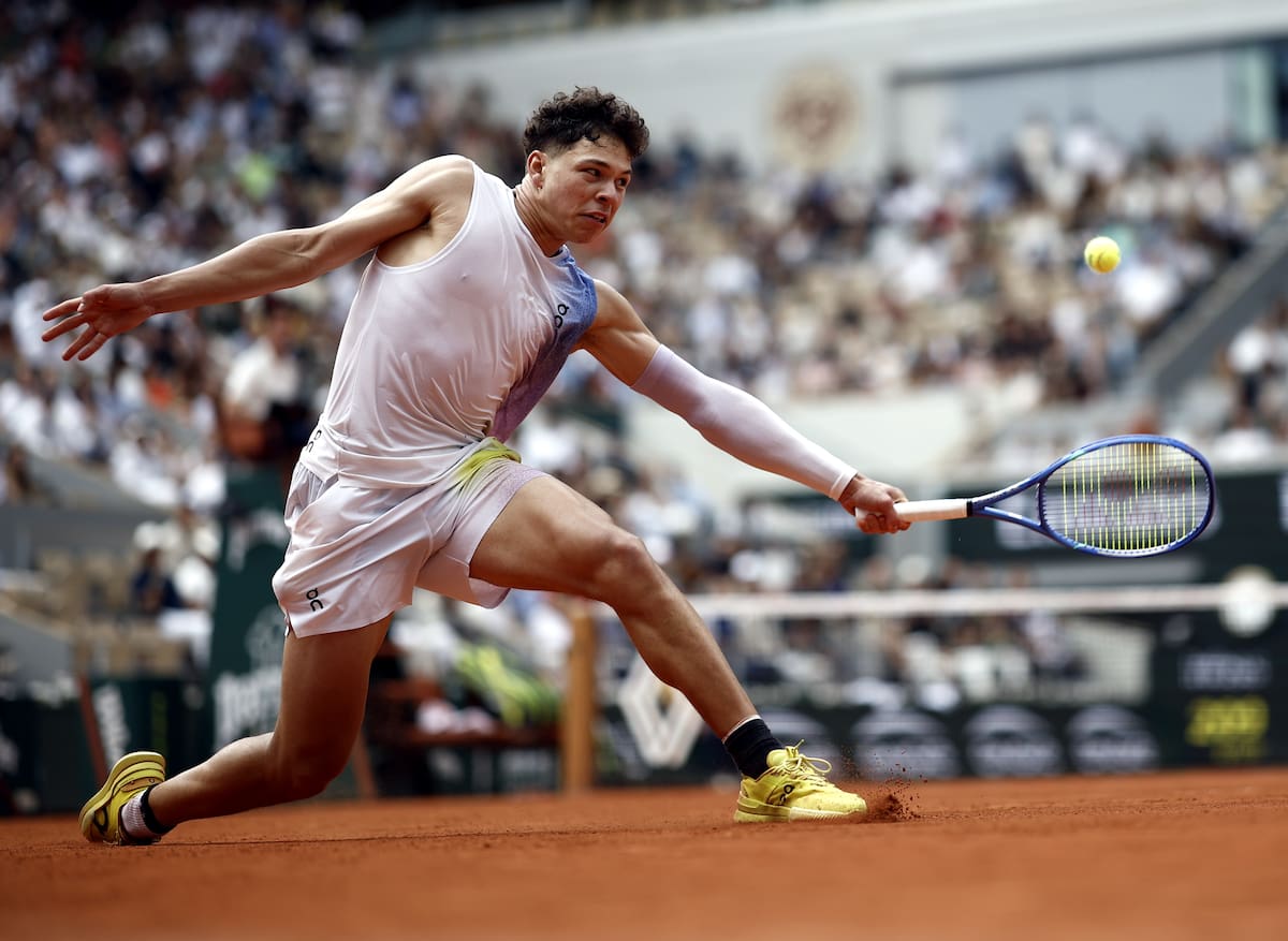 Ben Shelton de EE. UU. en acción durante su partido de cuarta ronda masculino contra Carlos Alcaraz de España en el torneo de tenis Grand Slam en Roland Garros. //EFE