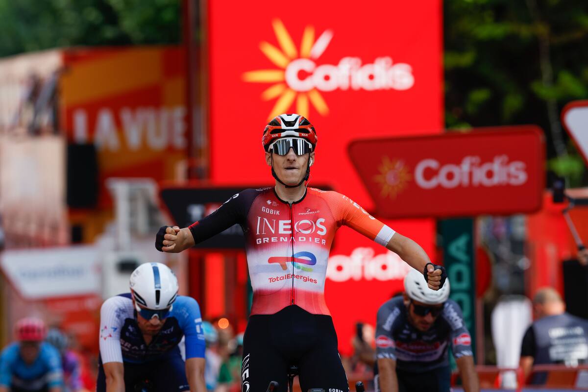 El ciclista británico del Ineos Ben Turner celebra su victoria en la cuarta etapa de la Vuelta Ciclista a España. //Foto, EFE: Javier Lizon