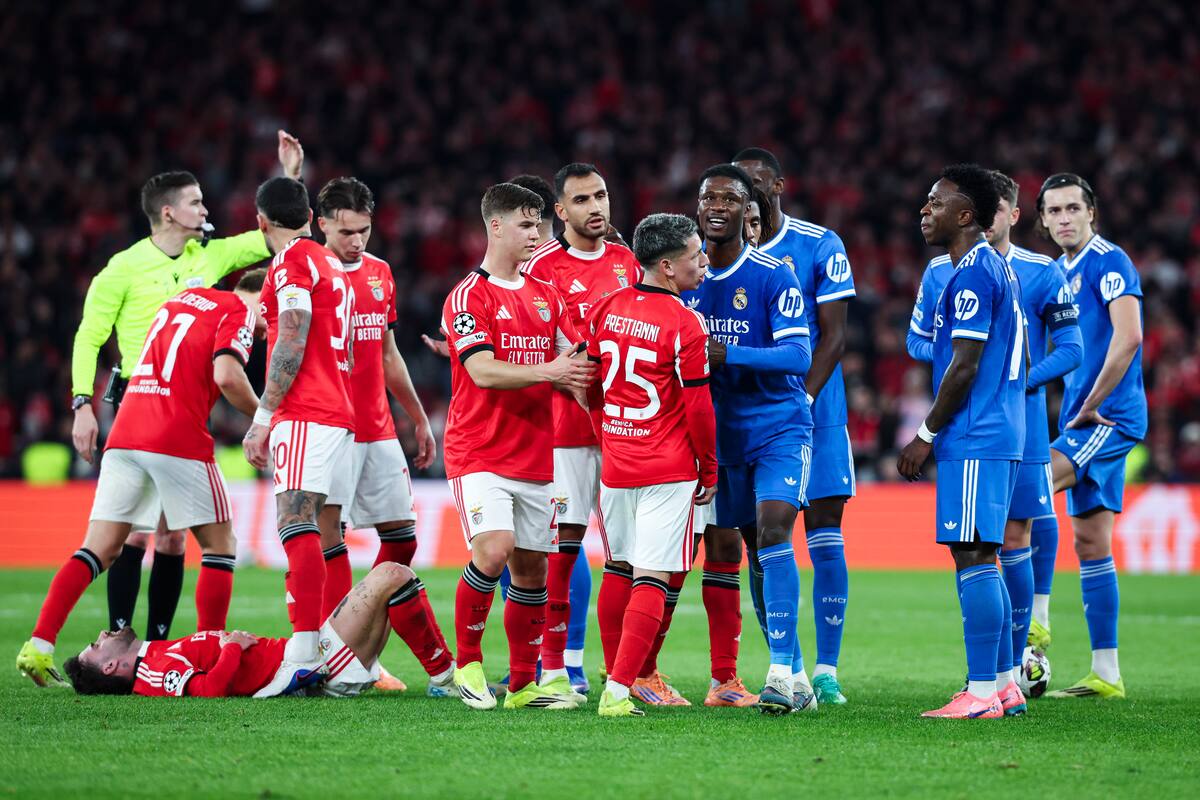 Los jugadores Gianluca Prestianni y Vinicius Junior discuten durante el partido de Liga de Campeones entre el Benfica y el Real Madrid en Lisboa. //Foto, EFE: JOSE SENA GOULAO