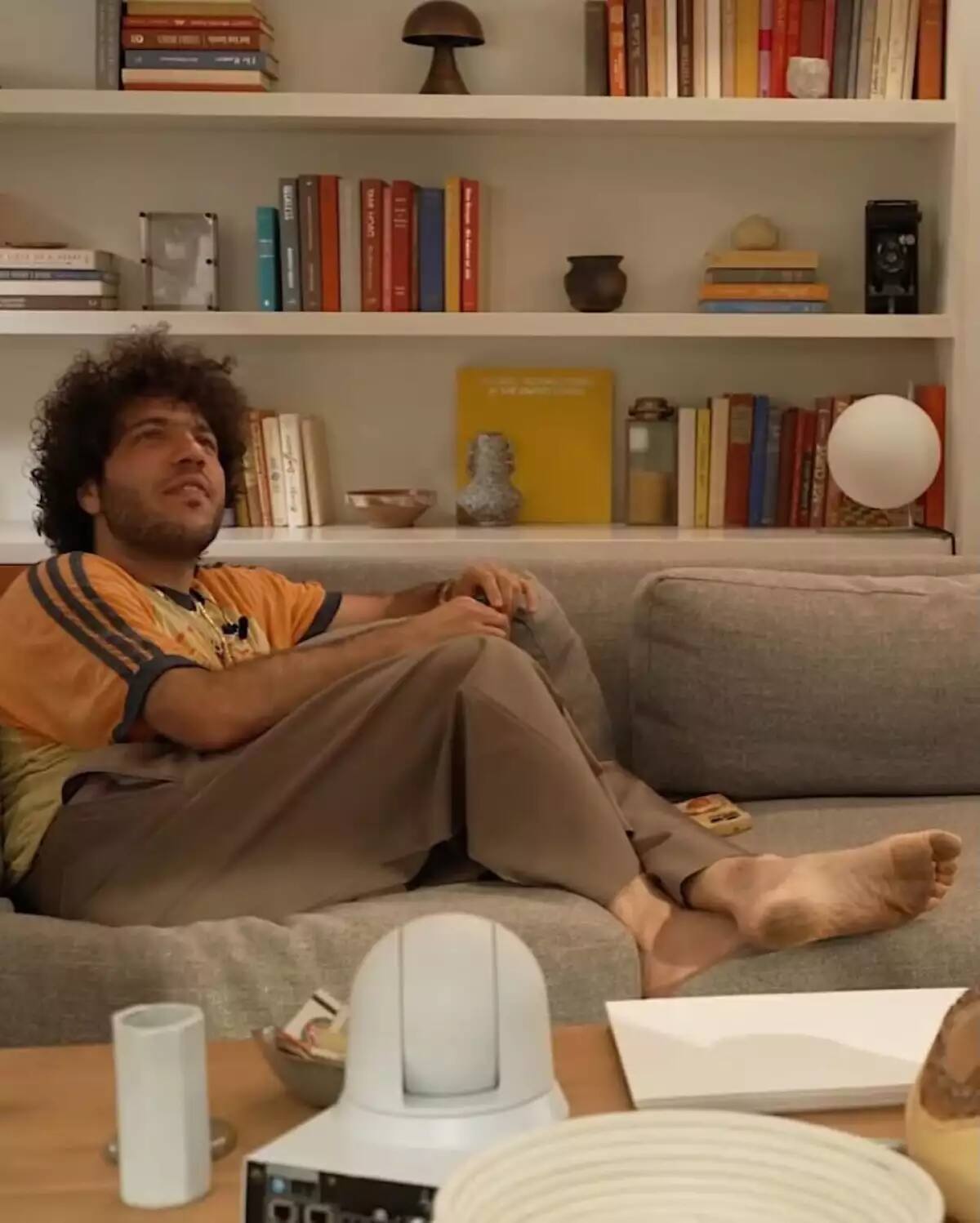 Benny Blanco muestra sus pies sucios. //Foto: captura de pantalla.