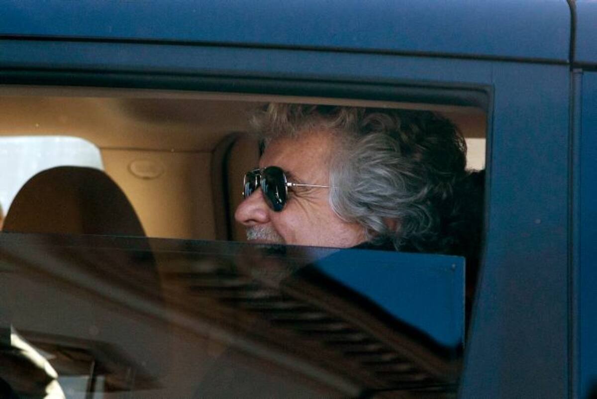 La delegación del M5S, formada por Beppe Grillo, Roberta Lombardi y Vito Crimi, jefe de los senadores de este movimiento, se reunió con el presidente Napolitano en el marco de las consultas para la formación de un gobierno. AP Roberto Monaldo