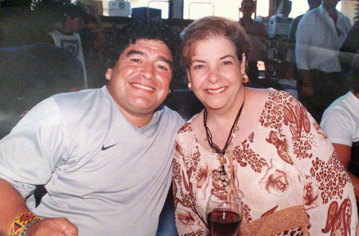 Bertha Benedetti de Carbonell, una de las periodistas deportivas más influyentes de la Costa Caribe, junto a Diego Armando Maradona. //Cortesía