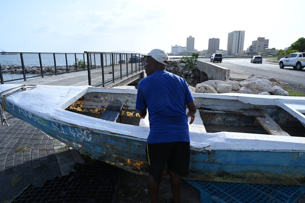 Un pescador ubica su barco en tierra ante la inminente llegada del huracán Beryl este 2 de julio de 2024 en Kingston. //EFE