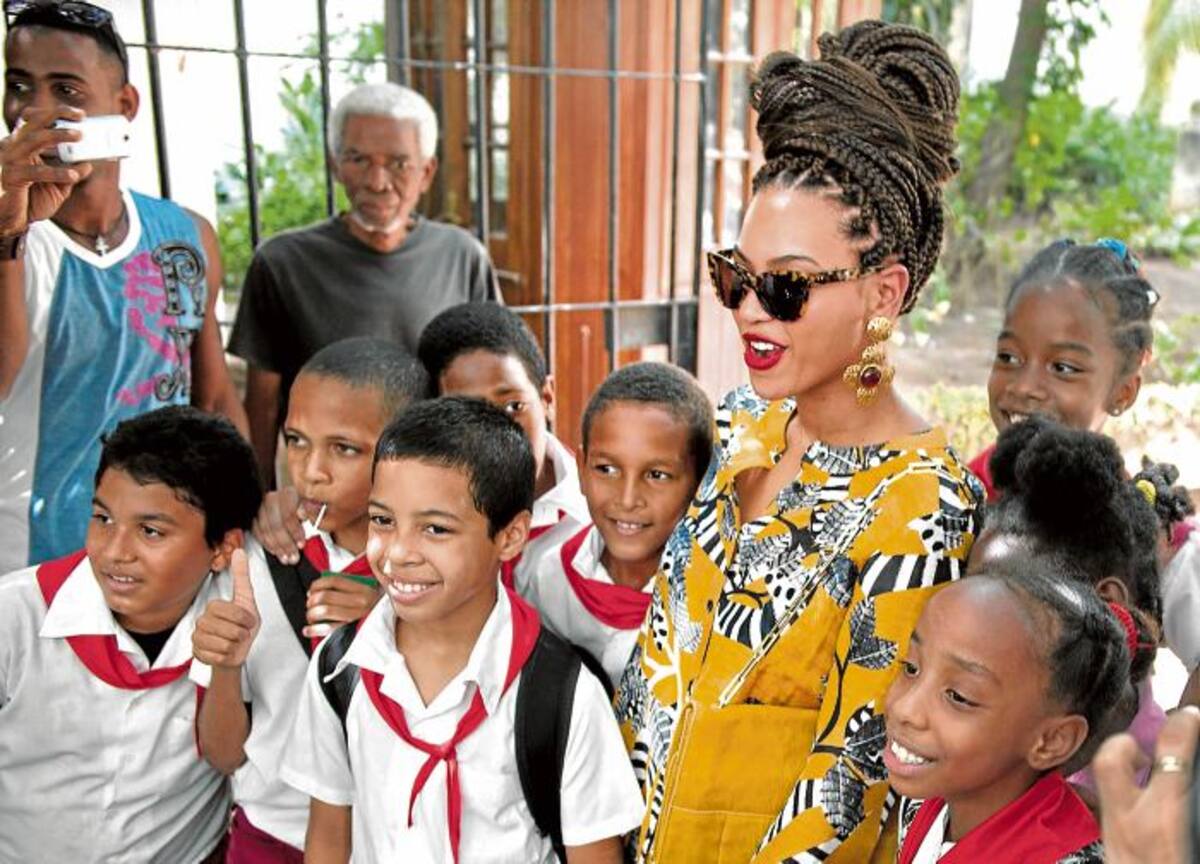 Beyonce posó con un grupo de niños de primaria. Ramón Espinosa-AP