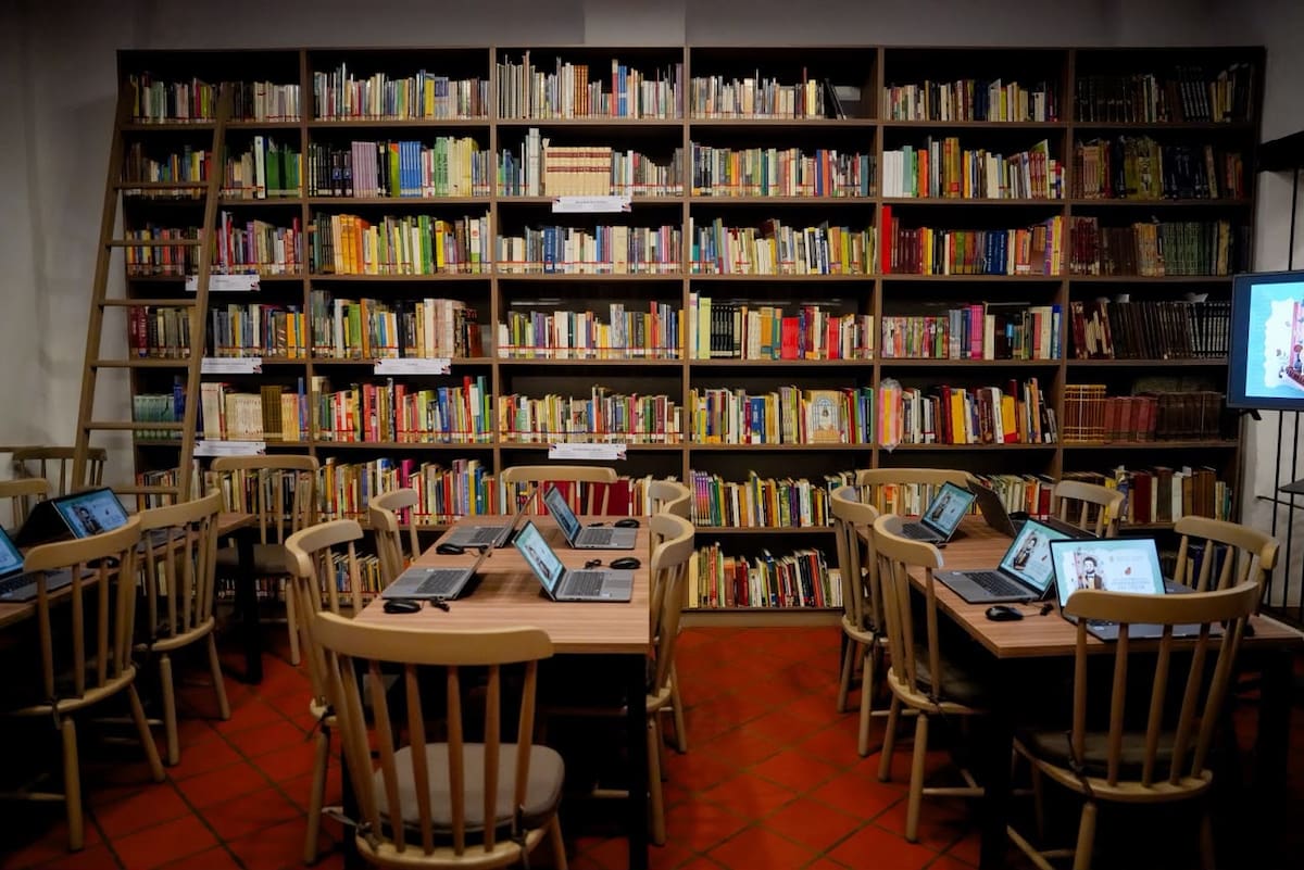 La biblioteca cuenta con computadores nuevos, un televisor y demás dispositivos eléctronicos para mejorar la investigación y experiencia de sus asistentes // Cortesía: Gobernación de Bolívar.