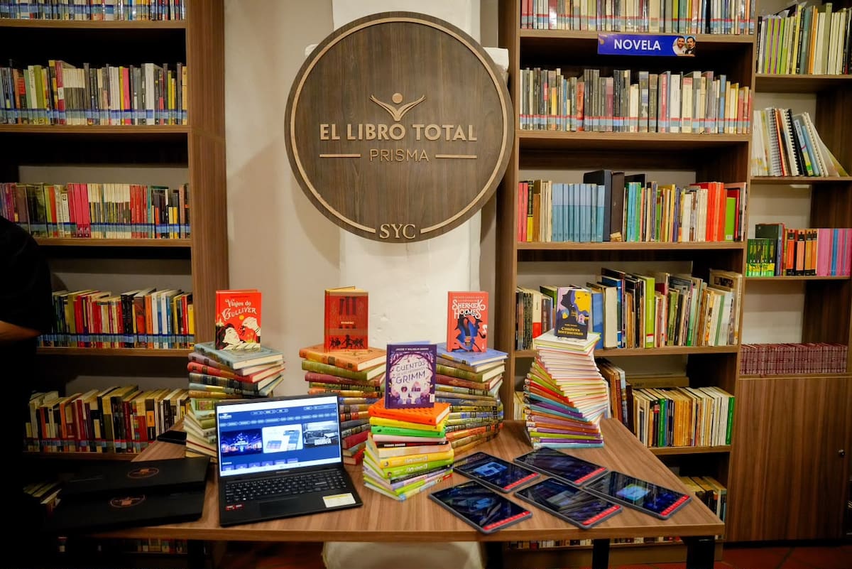 La biblioteca digital interactiva y gratuita El Libro Total también donó varios ejemplares // Cortesía: Gobernación de Bolívar.