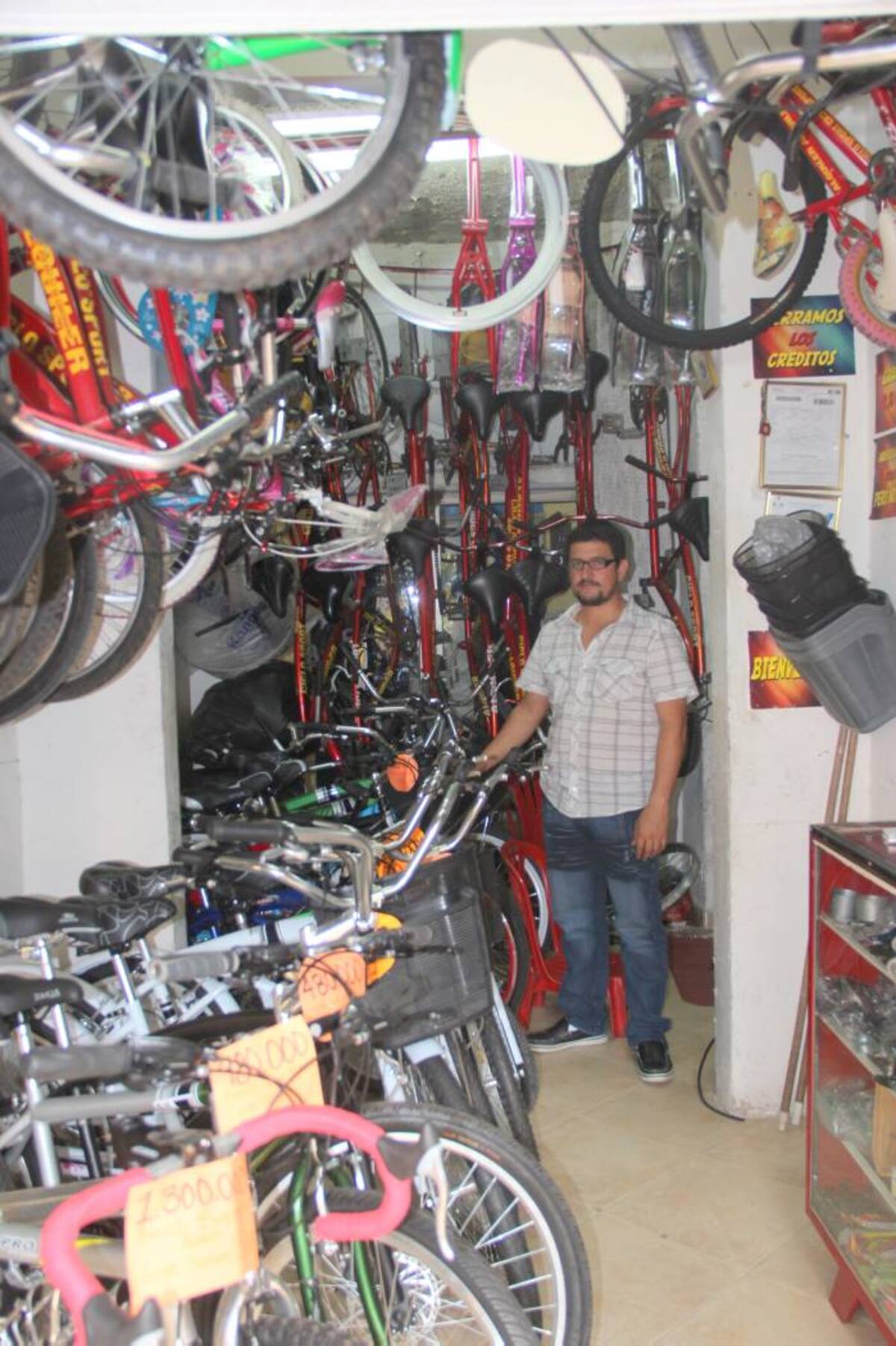 Jaider Pérez junto a sus bicicletas. LUIS CARLOS PRADO