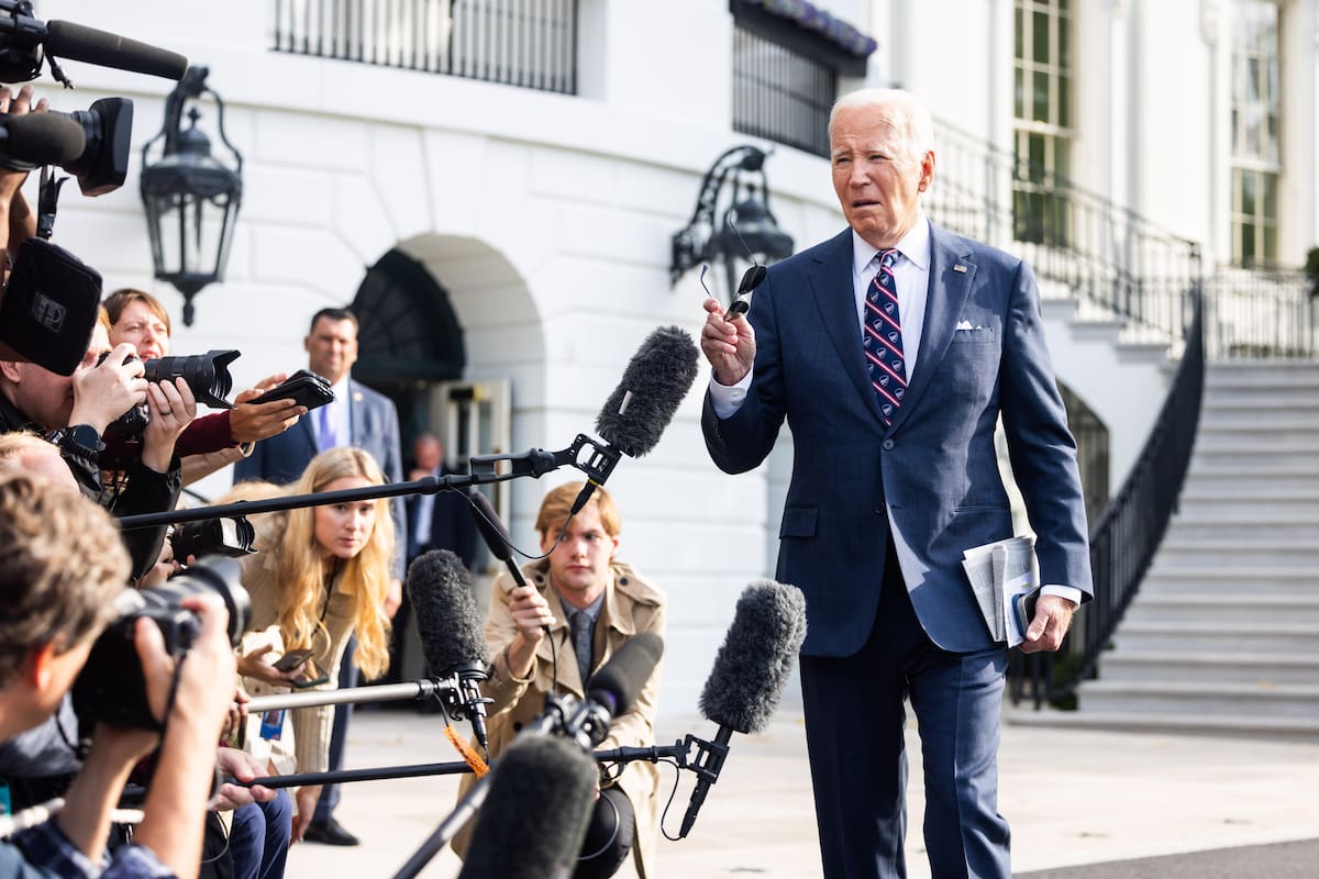 El presidente de Estados Unidos, Joe Biden, habla brevemente con los medios antes de partir de la Casa Blanca para un viaje de un día a Wilmington, luego a Filadelfia, en Washington, DC, EE. UU., el 16 de septiembre de 2024. EFE/EPA/Jim Lo Scalzo / POOL