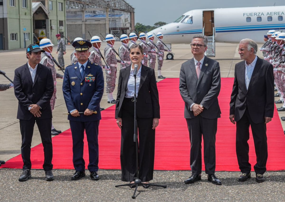 La presidenta de Costa Rica, Laura Fernández Delgado, durante su arribo al Comando Aéreo N°3 en Malambo, en compañía del alcalde de Barranquilla, Alejandro Char, y el gobernador del Atlántico, Eduardo Verano.// Cortesía Alcaldía de Barranquilla.