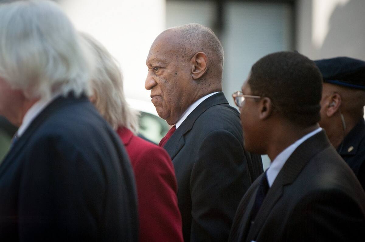 El cómico Bill Cosby (c), icono de la cultura popular de EE.UU., sale del palacio de justicia del condado de Montgomery en Norristown, Pensilvania (EE.UU.). EFE