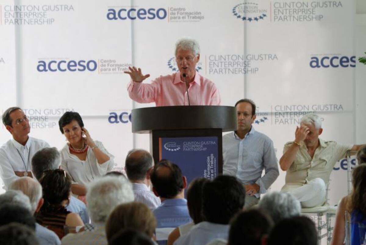 Bill Clinton en el Centro de Formación, en el Pie de la Popa. Lo acompañan Fernando Araújo, Azucena de Benedetti, Marco Antonio Slim y Frank Giustra. AROLDO MESTRE /EL UNIVERSAL