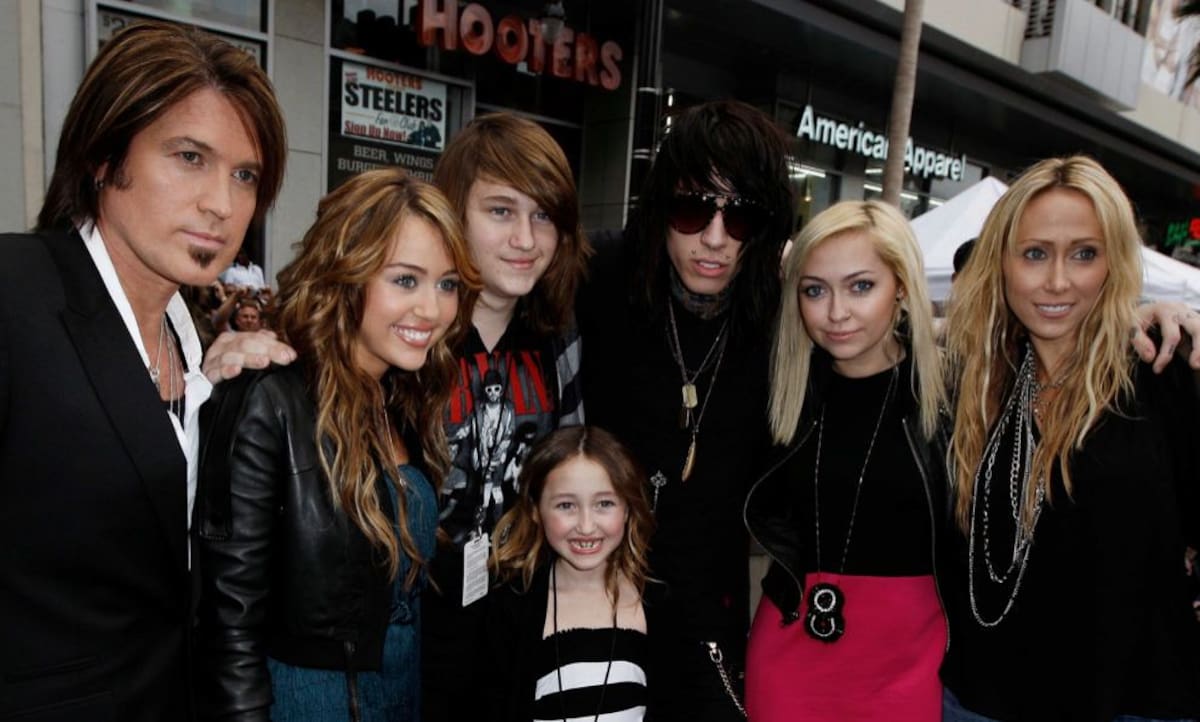 Billy Ray Cyrus junto a sus hijos y su ex esposa. //Foto: tomada de Internet.