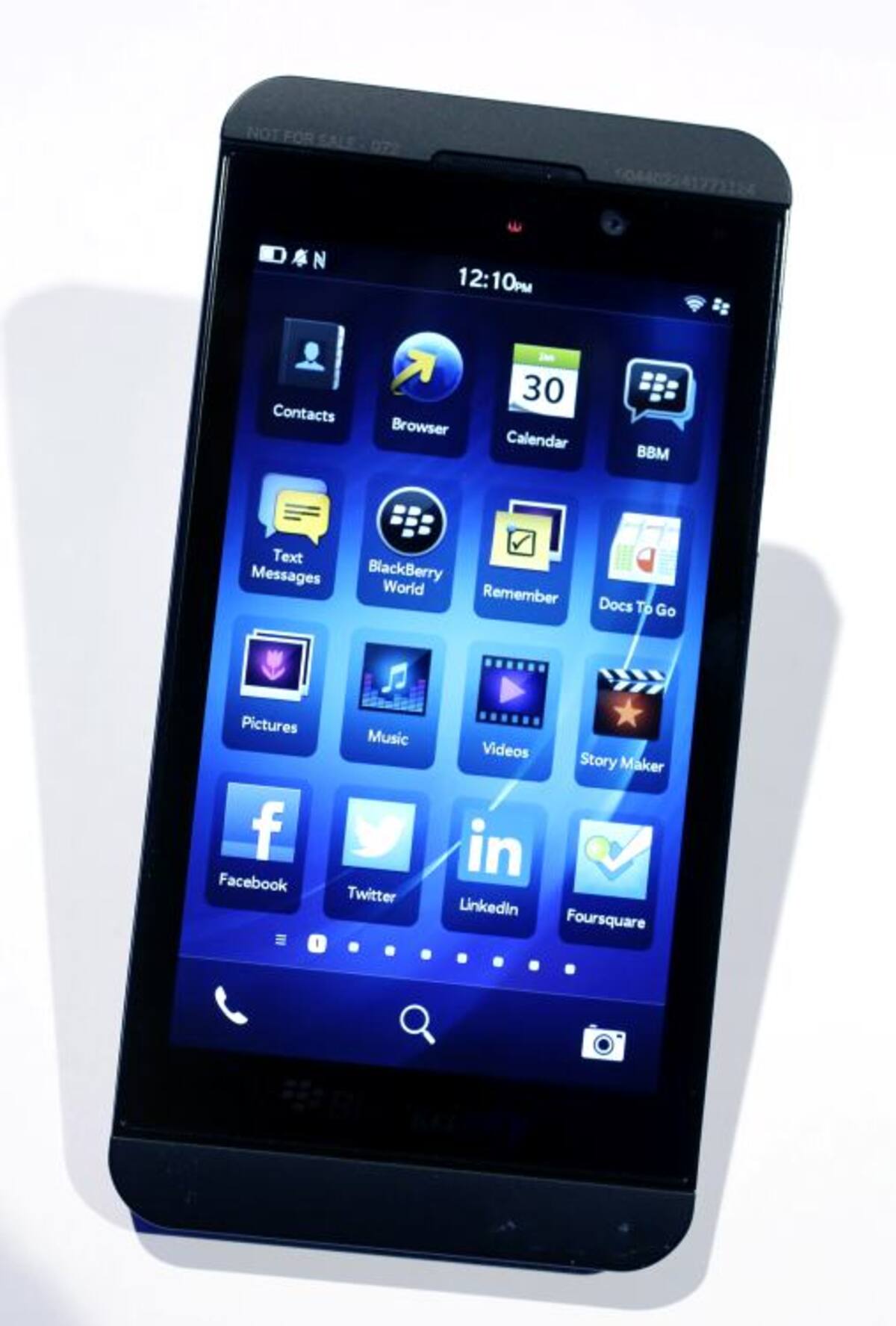 Algo que no ayuda es el hecho de que el Z10 se parece a todos los demás teléfonos inteligentes en el mercado. AP MARK LENNIHAN