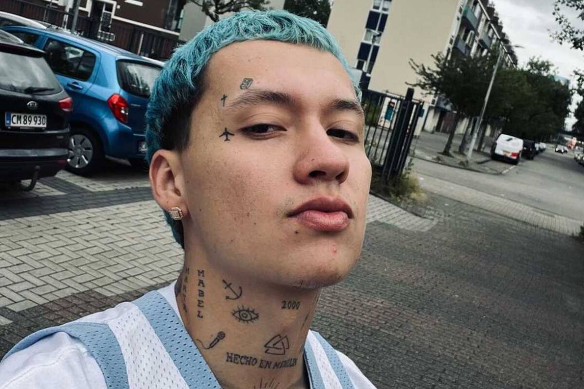 El cantante Blessd abandona el escenario en pleno concierto por fallas técnicas