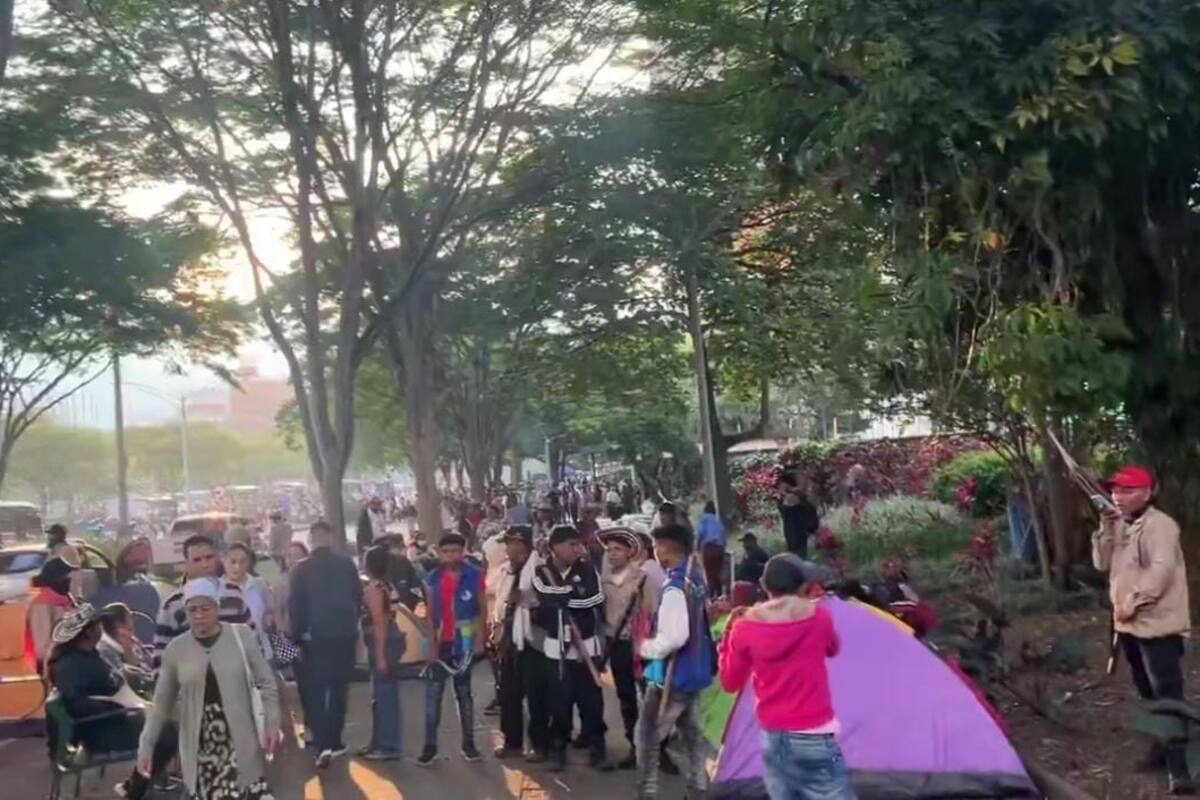 Comunidades indígenas se movilizan y bloquean La Alpujarra en Medellín