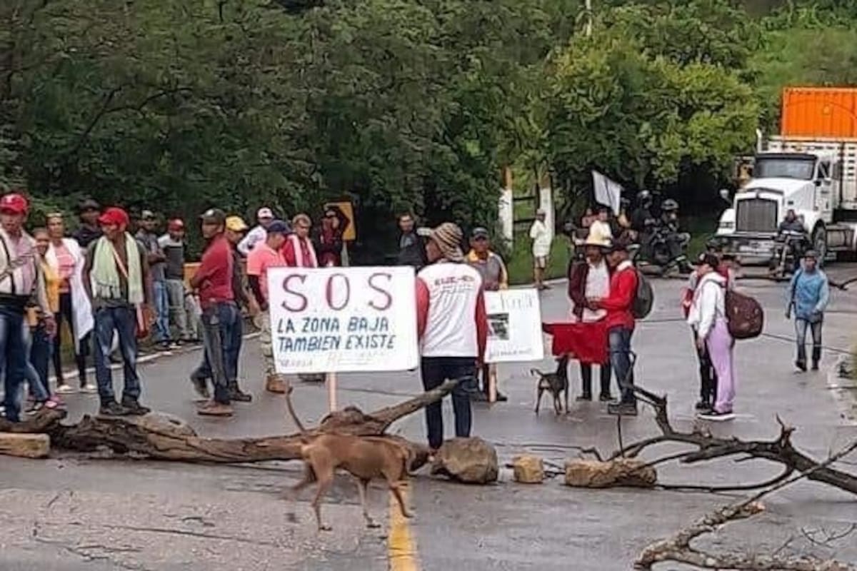 Más de 24 horas de bloqueo en El Carmen: campesinos exigen soluciones